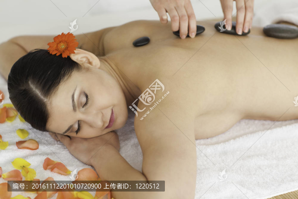 黑發(fā)女人享受水療中心按摩程序