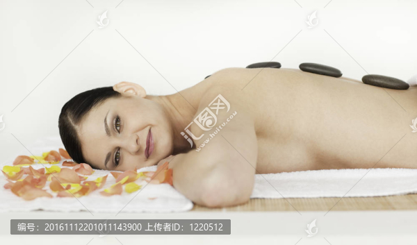 可愛的黑發(fā)享受按摩的程序