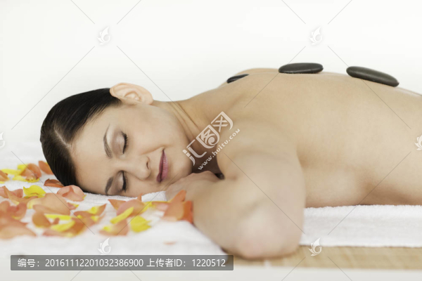 美麗的黑發(fā)享受按摩的程序