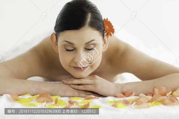 美麗的黑發(fā)女人享受放松