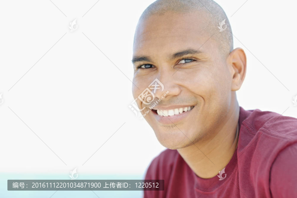 年輕的拉丁美洲裔男子笑著相機(jī)