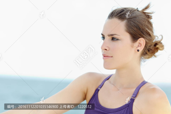 年輕漂亮的女人微笑著看著遠方