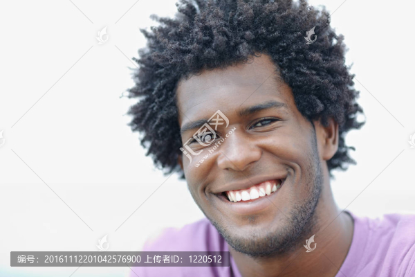 年輕的非洲男子笑著相機