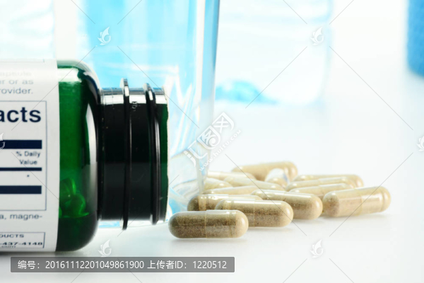 含有膳食補充劑膠囊和水玻璃的組合物
