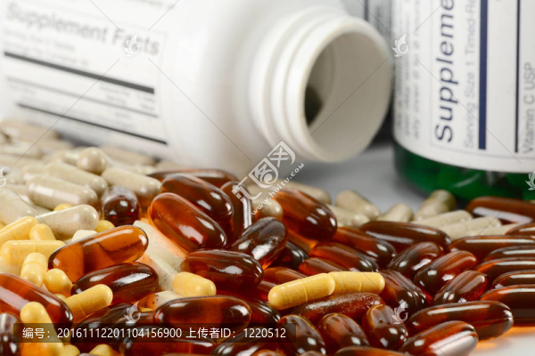 含有膳食補充劑膠囊和容器的組合物