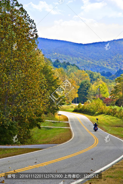 公路上的孤獨(dú)摩托車(chē)