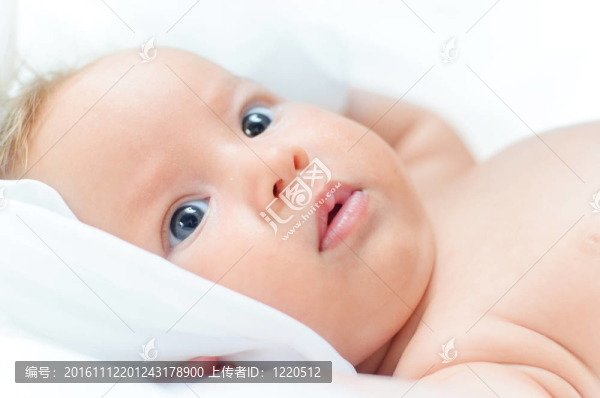 美麗的小女孩躺在床上。