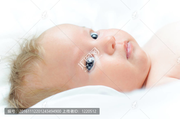 美麗的小女孩躺在床上。