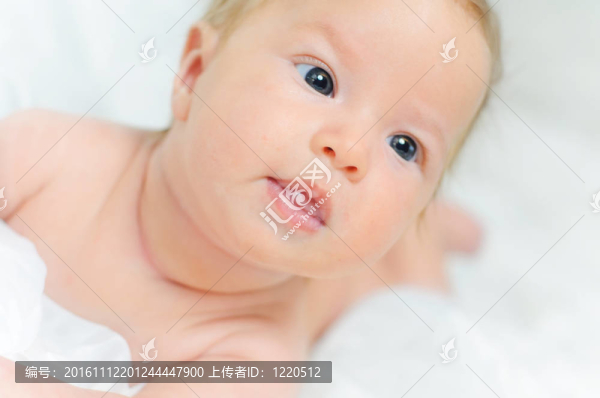 美麗的小女孩躺在床上。