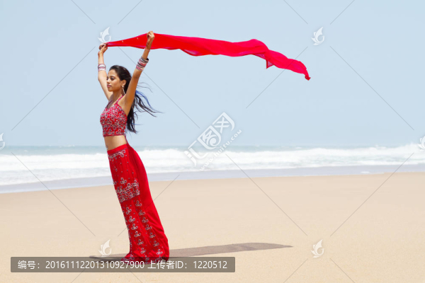 印度女人抱著紗麗