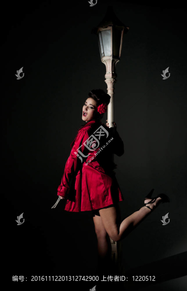 年輕的女人和lightpole