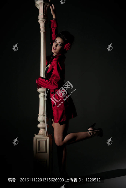 年輕的女人和lightpole