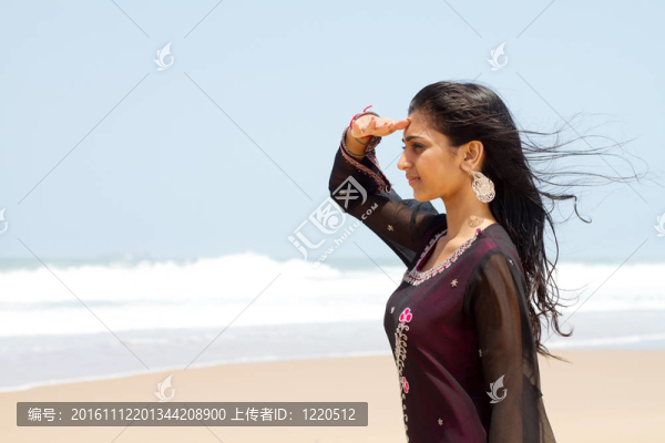 海灘上的年輕的印度女人