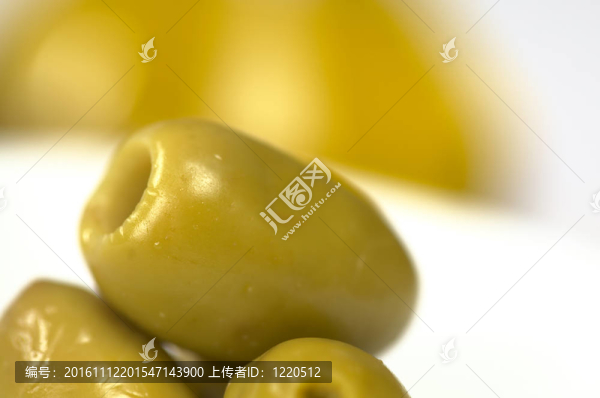在回用橄欖油青橄欖特寫（場(chǎng)；很淺的深度上的頂級(jí)橄欖開幕前密切關(guān)注）