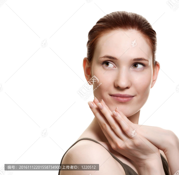 白色背景下的年輕美女肖像