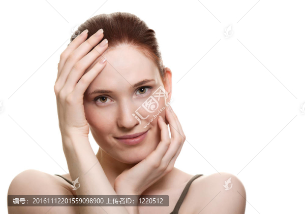白色背景下的年輕美女肖像