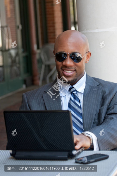 商務(wù)人員無(wú)線和莫比爾工作-匯圖網(wǎng) www.fosd68.com 商務(wù)人員無(wú)線和莫比爾工作