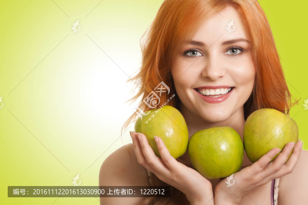 綠色背景的蘋果美女