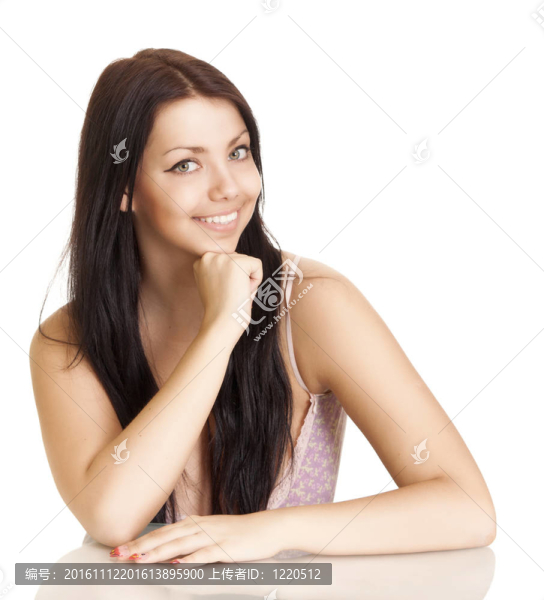 在白色背景上有著美麗笑容的年輕女子