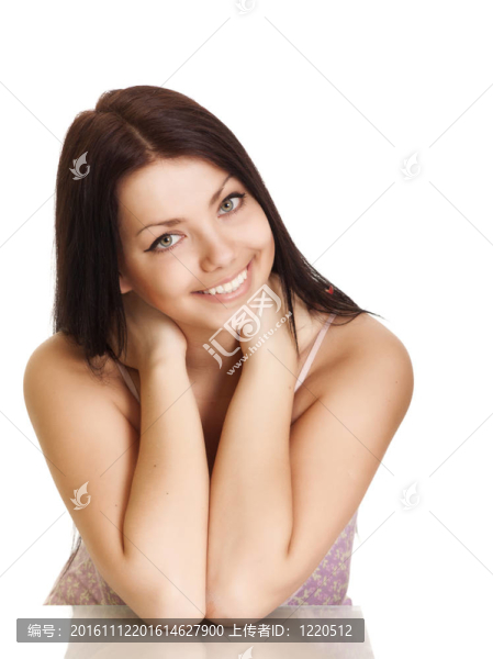 在白色背景上有著美麗笑容的年輕女子