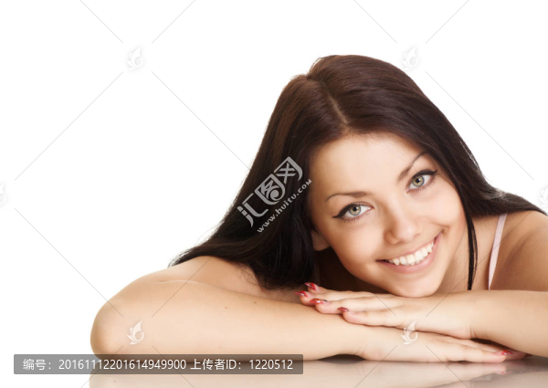 在白色背景上有著美麗笑容的年輕女子