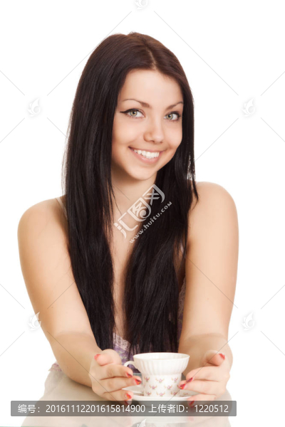 年輕漂亮的女人喝咖啡