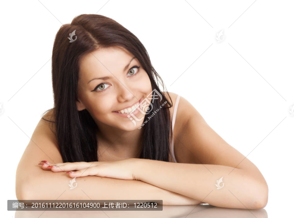 在白色背景上有著美麗笑容的年輕女子