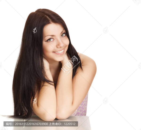 在白色背景上有著美麗笑容的年輕女子
