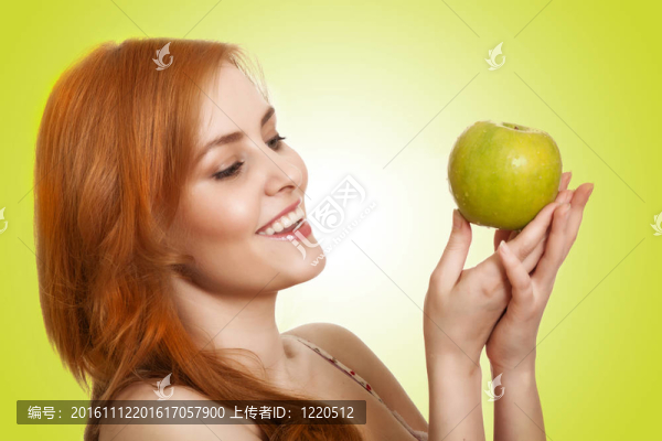 綠色背景的蘋果美女