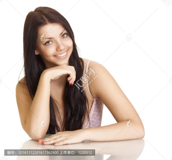 在白色背景上有著美麗笑容的年輕女子