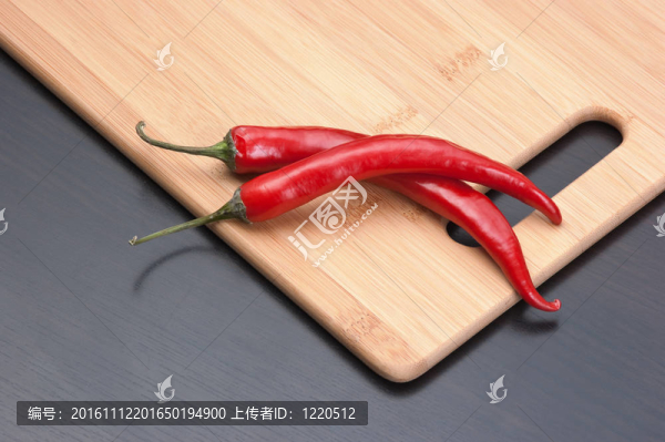 裁板上的紅辣椒