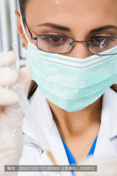 實(shí)驗(yàn)室技術(shù)員進(jìn)行研究