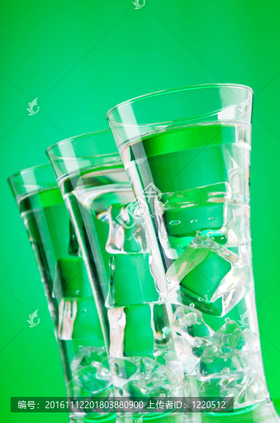 玻璃在梯度背景下的水