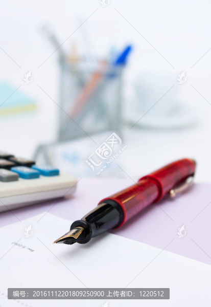 辦公室桌上的鋼筆