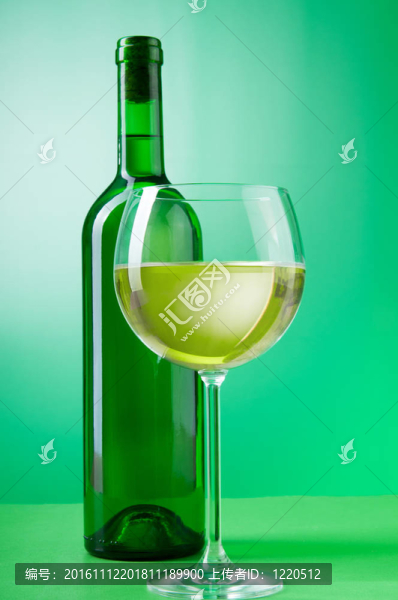 具有梯度背景的葡萄酒概念