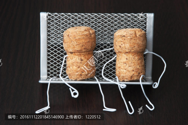 兩葡萄酒瓶塞坐在板凳上