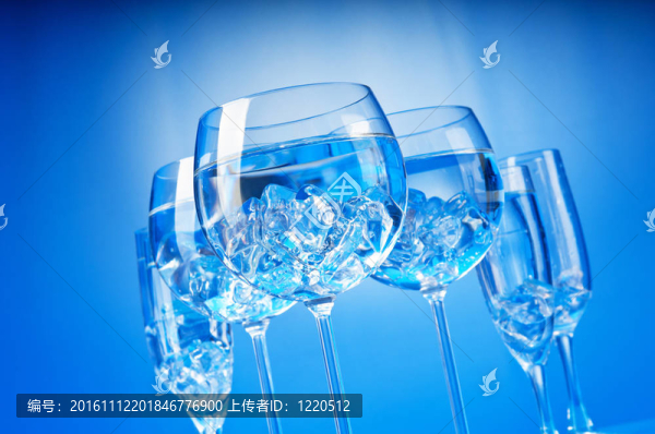 玻璃在梯度背景下的水