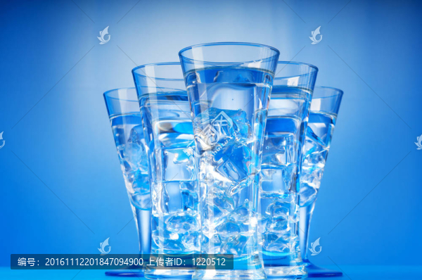 玻璃在梯度背景下的水