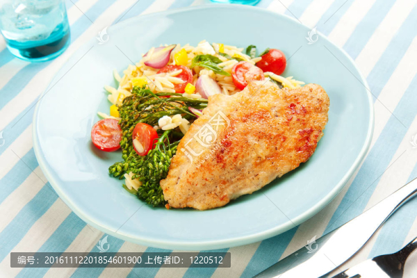 面食沙拉和西蘭苔雞胸肉