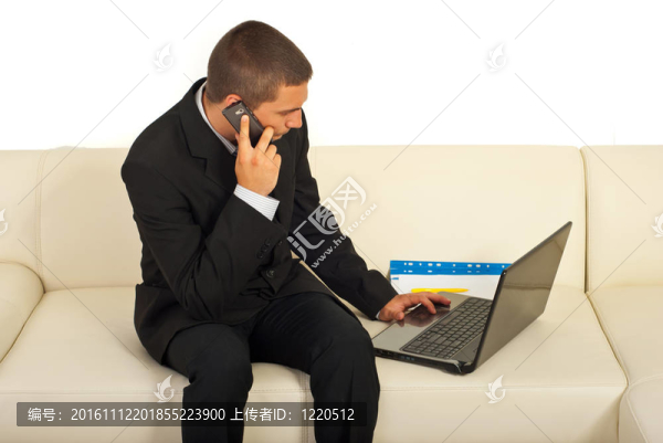 忙碌的商人坐在沙發(fā)上