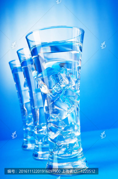 玻璃在梯度背景下的水