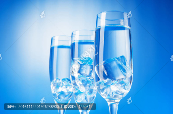 玻璃在梯度背景下的水