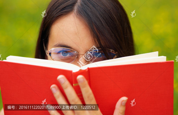 帶著書的女人