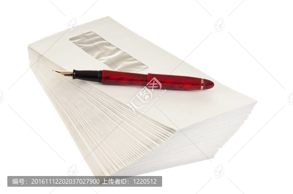 信封和一支鋼筆