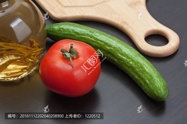 帶有香料和蔬菜的玻璃瓶