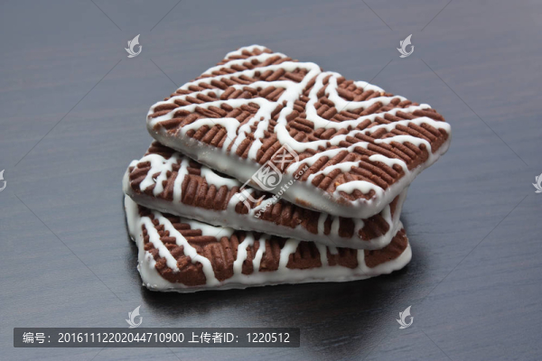 桌子上的巧克力片餅干