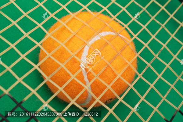 綠色背景下的橙色網(wǎng)球