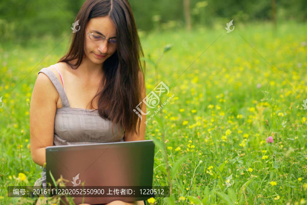 年輕女人用他的電腦