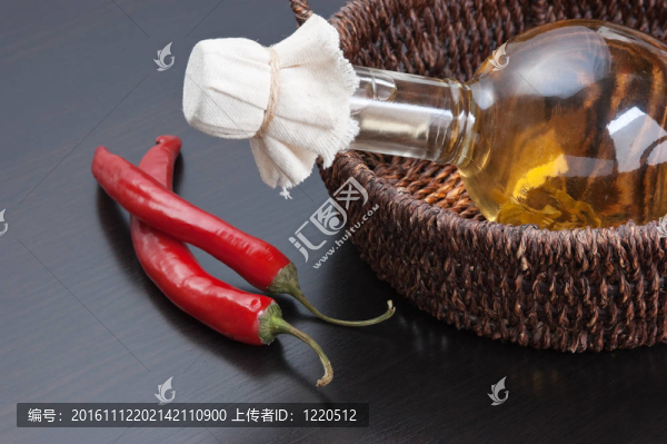 辣椒和瓶裝植物油
