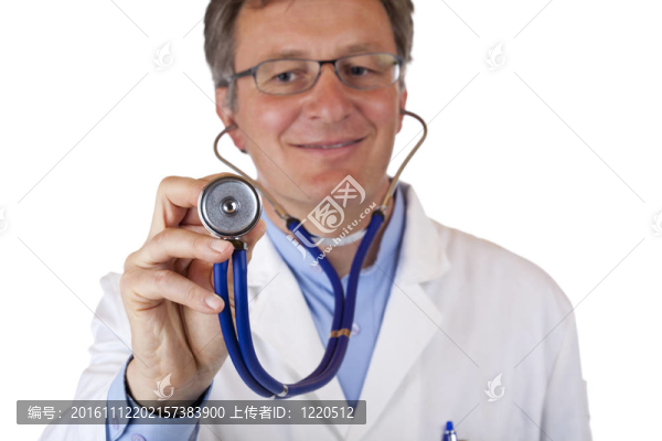 一個微笑的醫(yī)生拿著聽診器的特寫